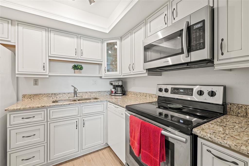 Active With Contract: $250,000 (1 beds, 1 baths, 843 Square Feet)