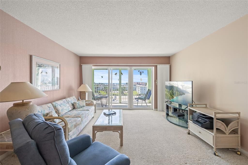 Active With Contract: $250,000 (1 beds, 1 baths, 843 Square Feet)