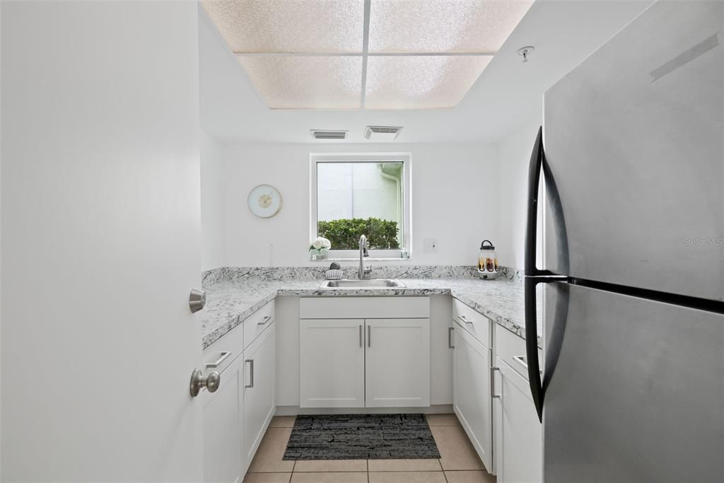 Active With Contract: $250,000 (1 beds, 1 baths, 843 Square Feet)