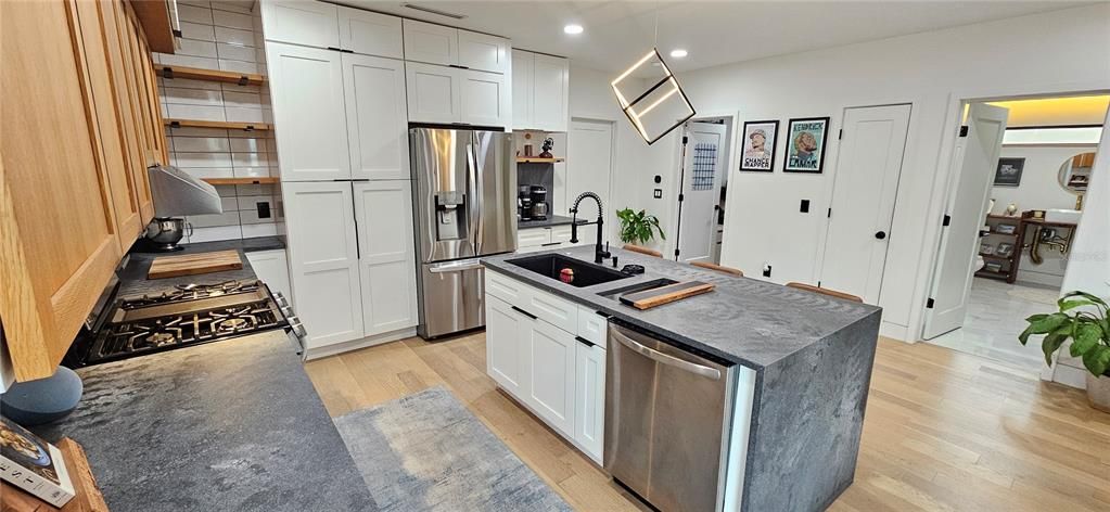 Active With Contract: $2,589 (2 beds, 2 baths, 1632 Square Feet)