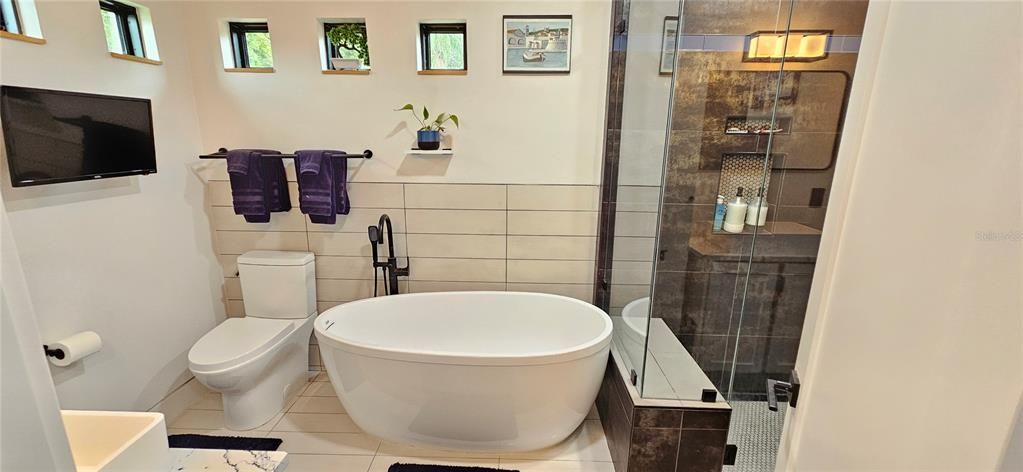 Active With Contract: $2,589 (2 beds, 2 baths, 1632 Square Feet)