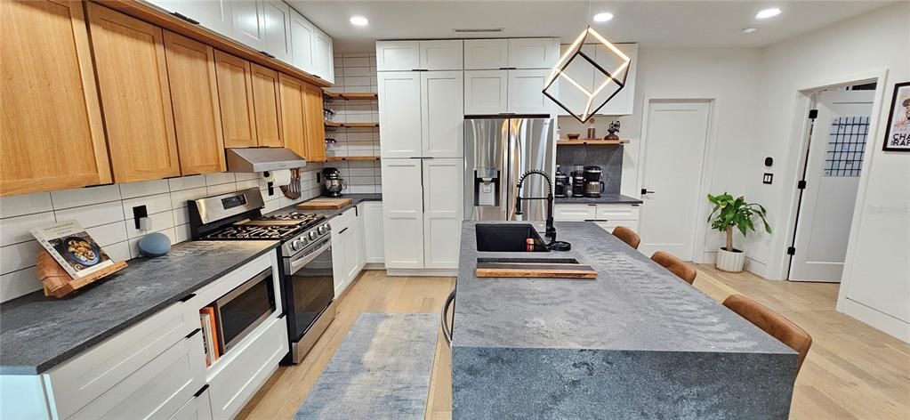 Active With Contract: $2,589 (2 beds, 2 baths, 1632 Square Feet)