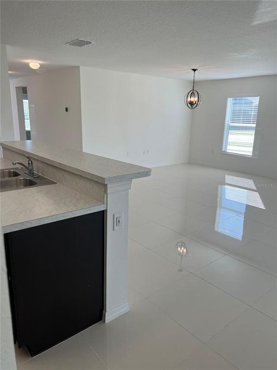 出租: $2,000 (4 贝兹, 2 浴室, 1989 平方英尺)