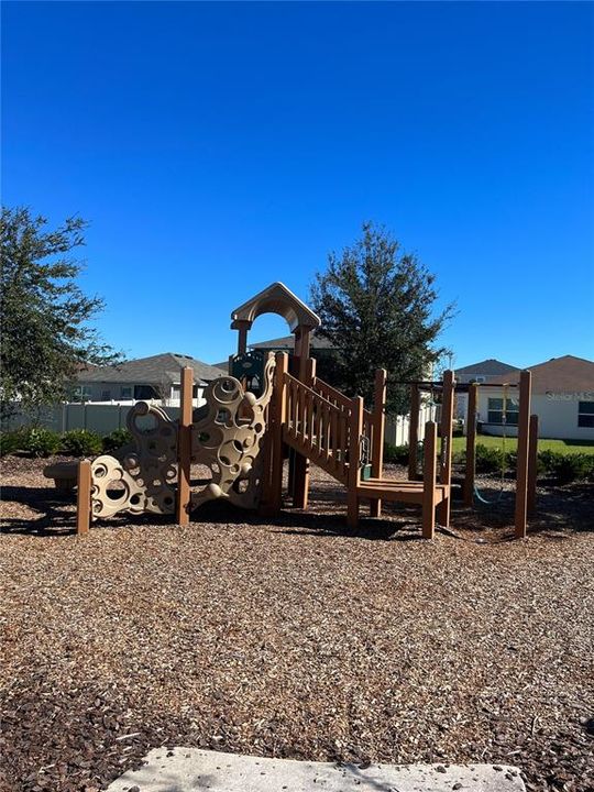 出租: $2,000 (4 贝兹, 2 浴室, 1989 平方英尺)