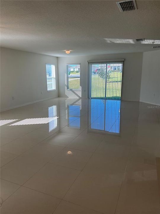 出租: $2,000 (4 贝兹, 2 浴室, 1989 平方英尺)