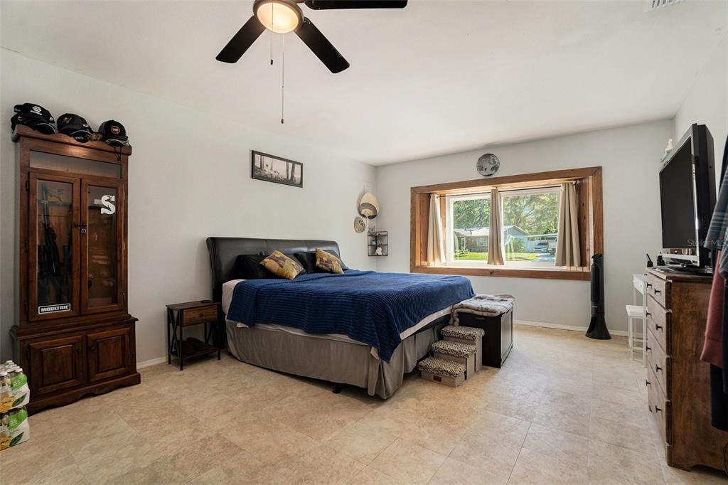 Active With Contract: $280,000 (3 beds, 1 baths, 1344 Square Feet)