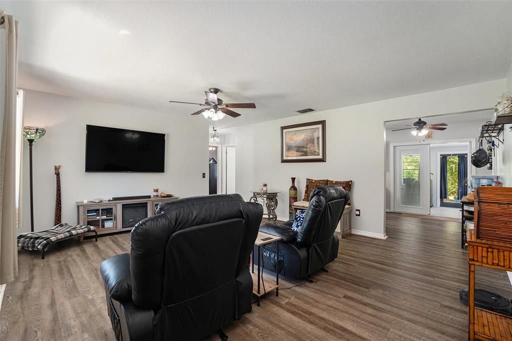 Active With Contract: $280,000 (3 beds, 1 baths, 1344 Square Feet)