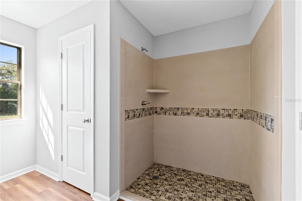 На продажу: $164,950 (4 спален, 2 ванн, 1859 Квадратных фут)