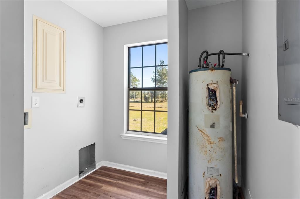 На продажу: $164,950 (4 спален, 2 ванн, 1859 Квадратных фут)