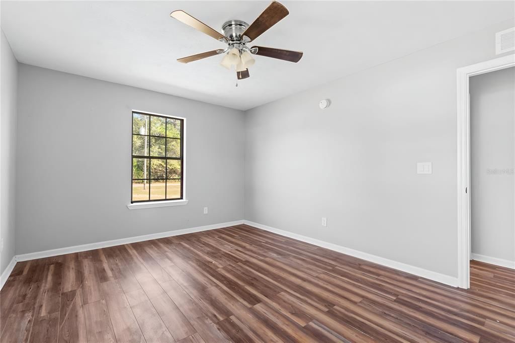 На продажу: $164,950 (4 спален, 2 ванн, 1859 Квадратных фут)