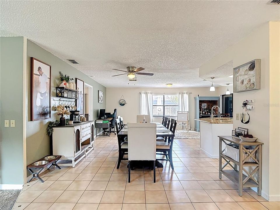 合同活跃: $280,000 (2 贝兹, 2 浴室, 1422 平方英尺)