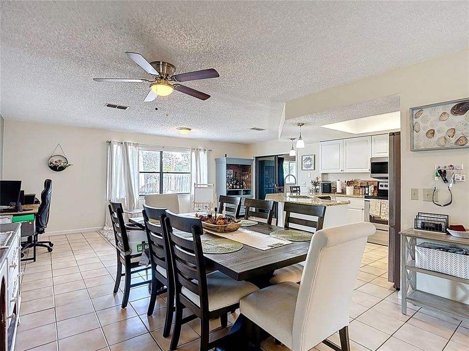 合同活跃: $280,000 (2 贝兹, 2 浴室, 1422 平方英尺)