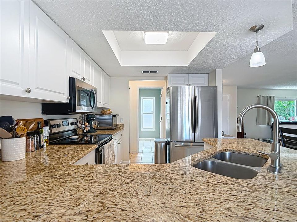 合同活跃: $280,000 (2 贝兹, 2 浴室, 1422 平方英尺)