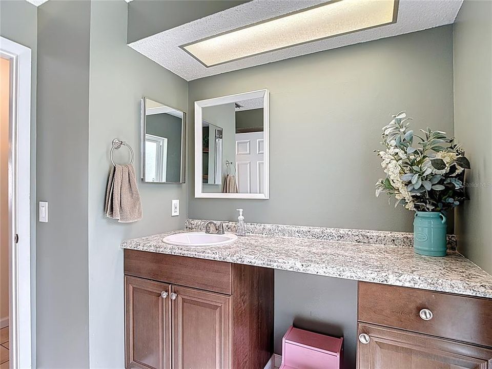 合同活跃: $280,000 (2 贝兹, 2 浴室, 1422 平方英尺)