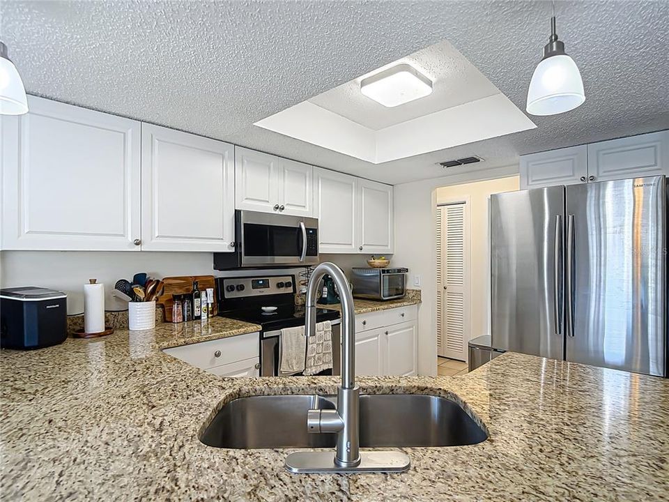 合同活跃: $280,000 (2 贝兹, 2 浴室, 1422 平方英尺)