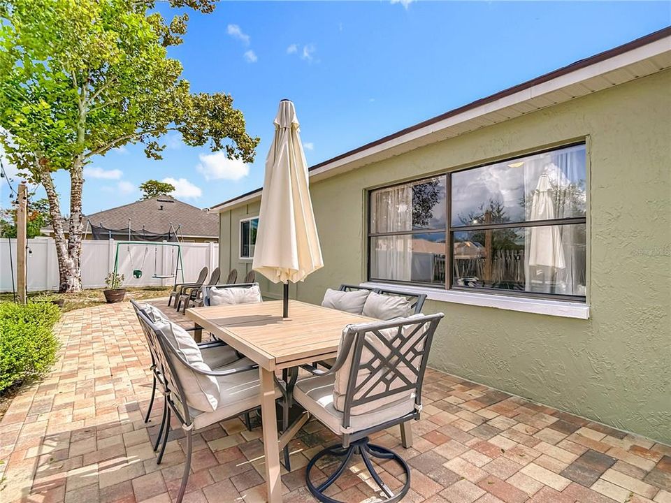 合同活跃: $280,000 (2 贝兹, 2 浴室, 1422 平方英尺)