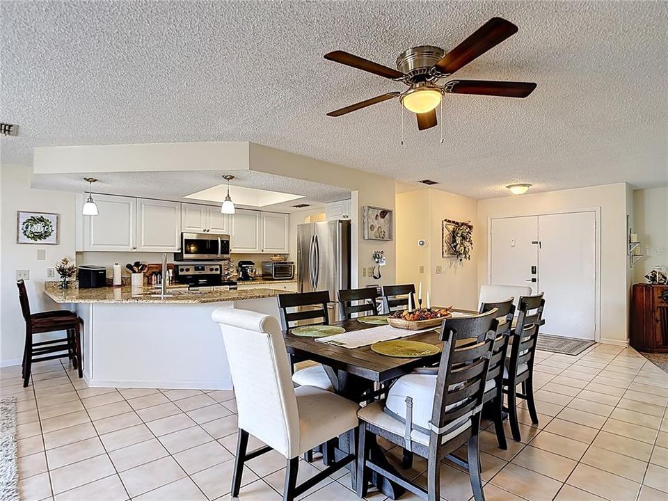 合同活跃: $280,000 (2 贝兹, 2 浴室, 1422 平方英尺)