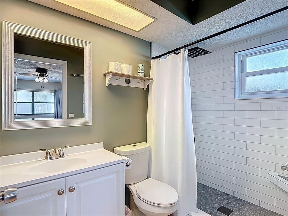 合同活跃: $280,000 (2 贝兹, 2 浴室, 1422 平方英尺)