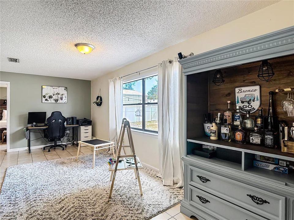 合同活跃: $280,000 (2 贝兹, 2 浴室, 1422 平方英尺)