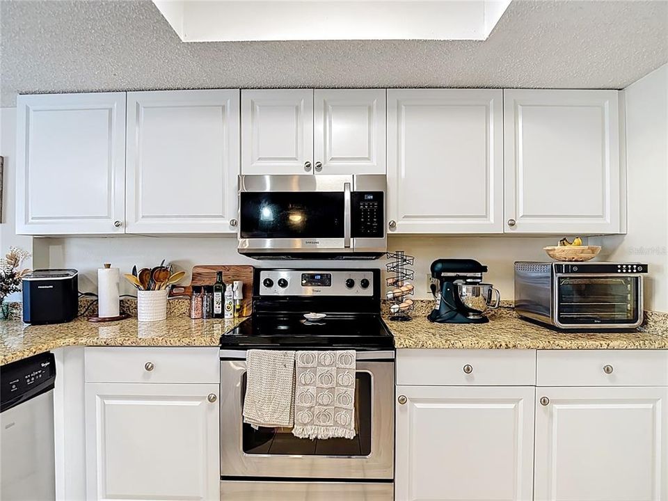 合同活跃: $280,000 (2 贝兹, 2 浴室, 1422 平方英尺)