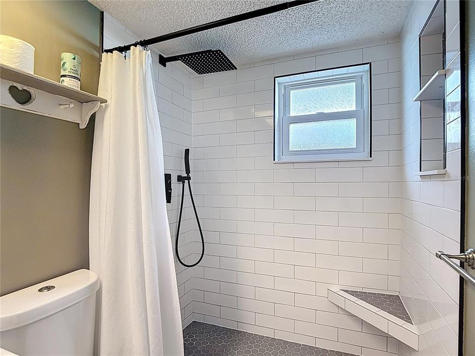 合同活跃: $280,000 (2 贝兹, 2 浴室, 1422 平方英尺)