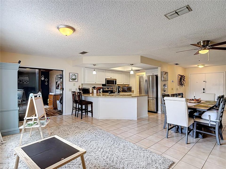 合同活跃: $280,000 (2 贝兹, 2 浴室, 1422 平方英尺)