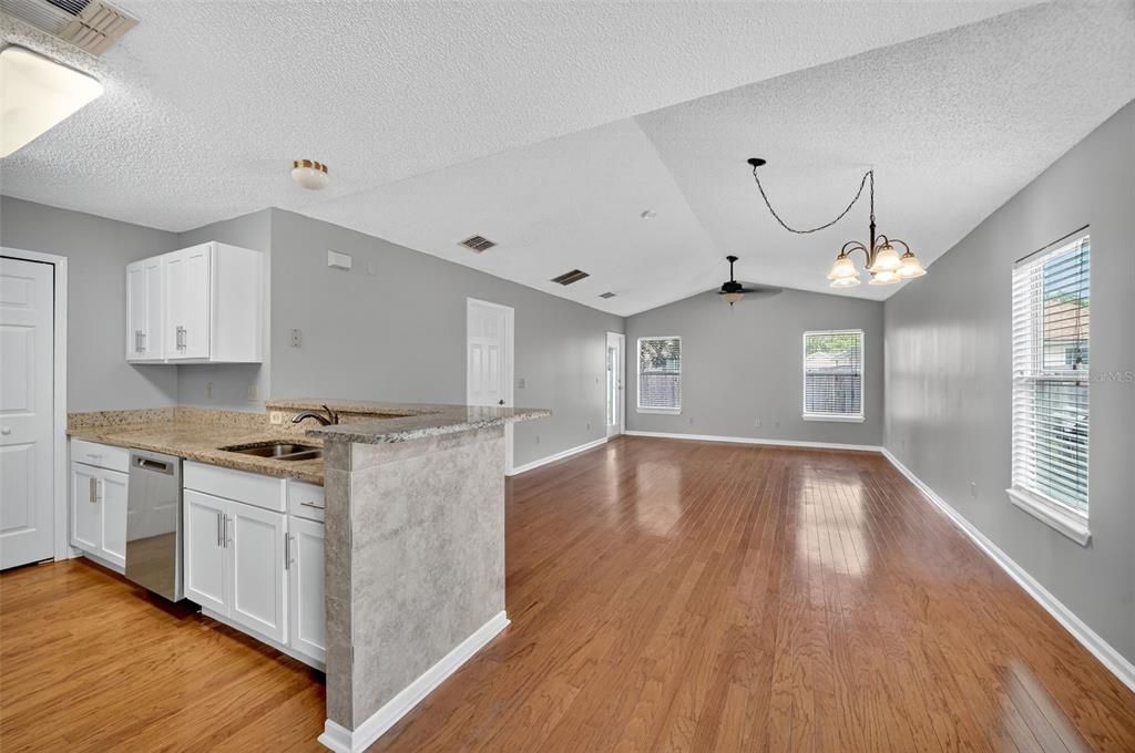 На продажу: $329,000 (3 спален, 2 ванн, 1400 Квадратных фут)