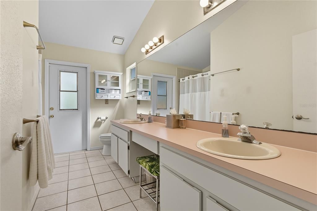 Под контрактом: $318,500 (4 спален, 2 ванн, 1615 Квадратных фут)