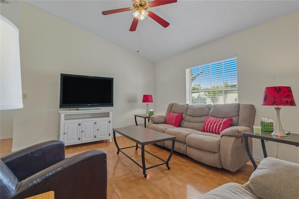 Под контрактом: $318,500 (4 спален, 2 ванн, 1615 Квадратных фут)