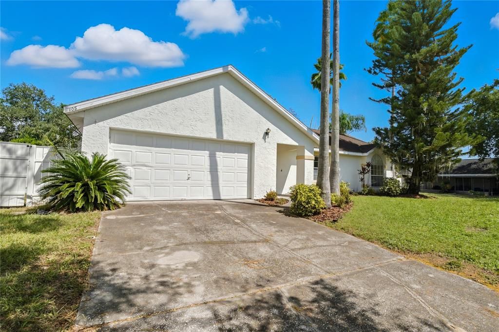 Под контрактом: $318,500 (4 спален, 2 ванн, 1615 Квадратных фут)