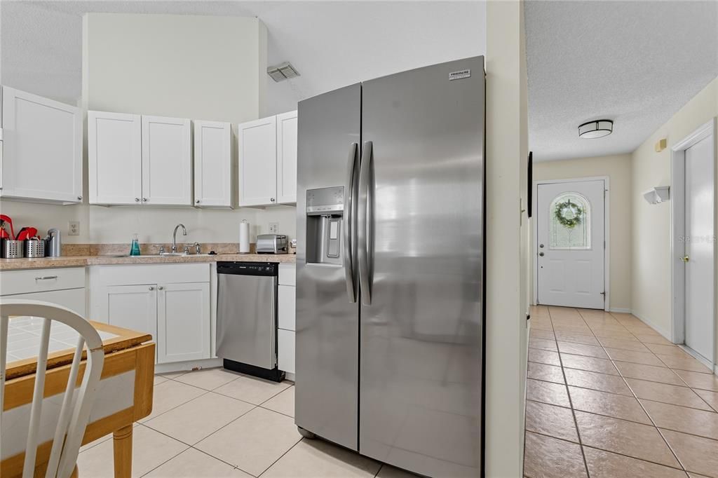 Под контрактом: $318,500 (4 спален, 2 ванн, 1615 Квадратных фут)