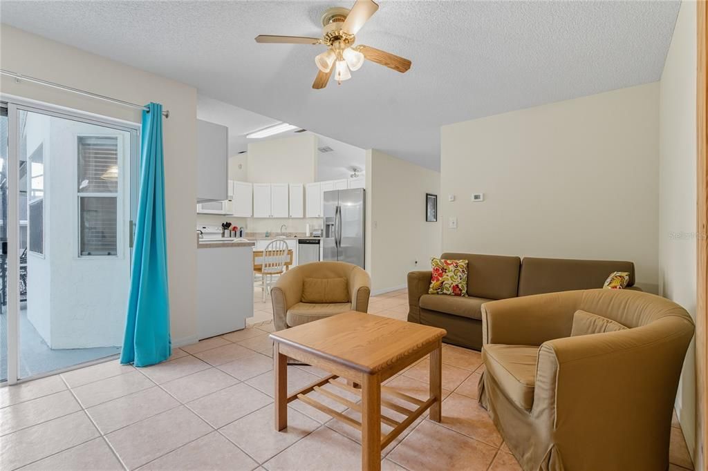 Под контрактом: $318,500 (4 спален, 2 ванн, 1615 Квадратных фут)