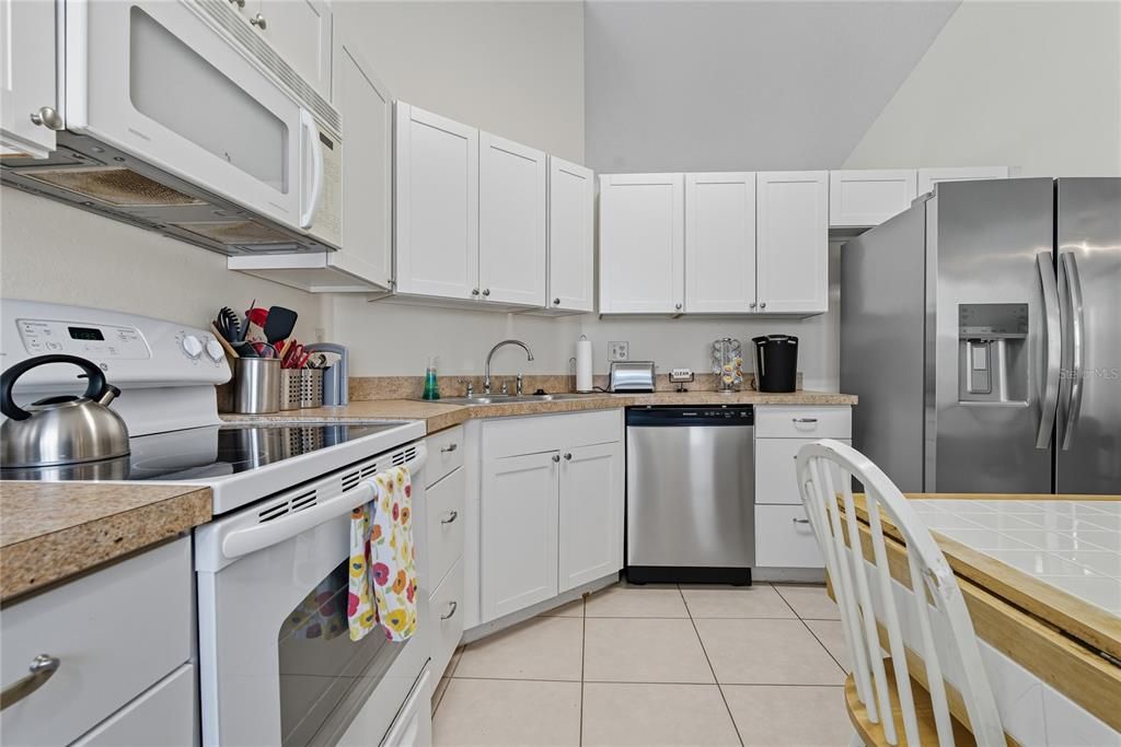 Под контрактом: $318,500 (4 спален, 2 ванн, 1615 Квадратных фут)