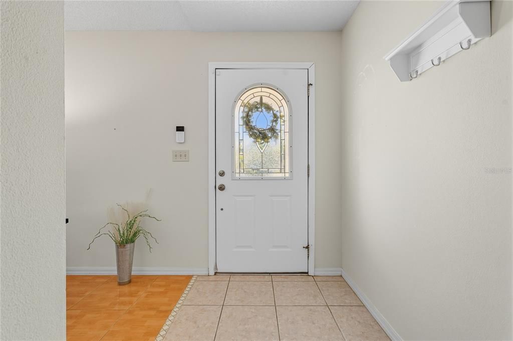 Под контрактом: $318,500 (4 спален, 2 ванн, 1615 Квадратных фут)