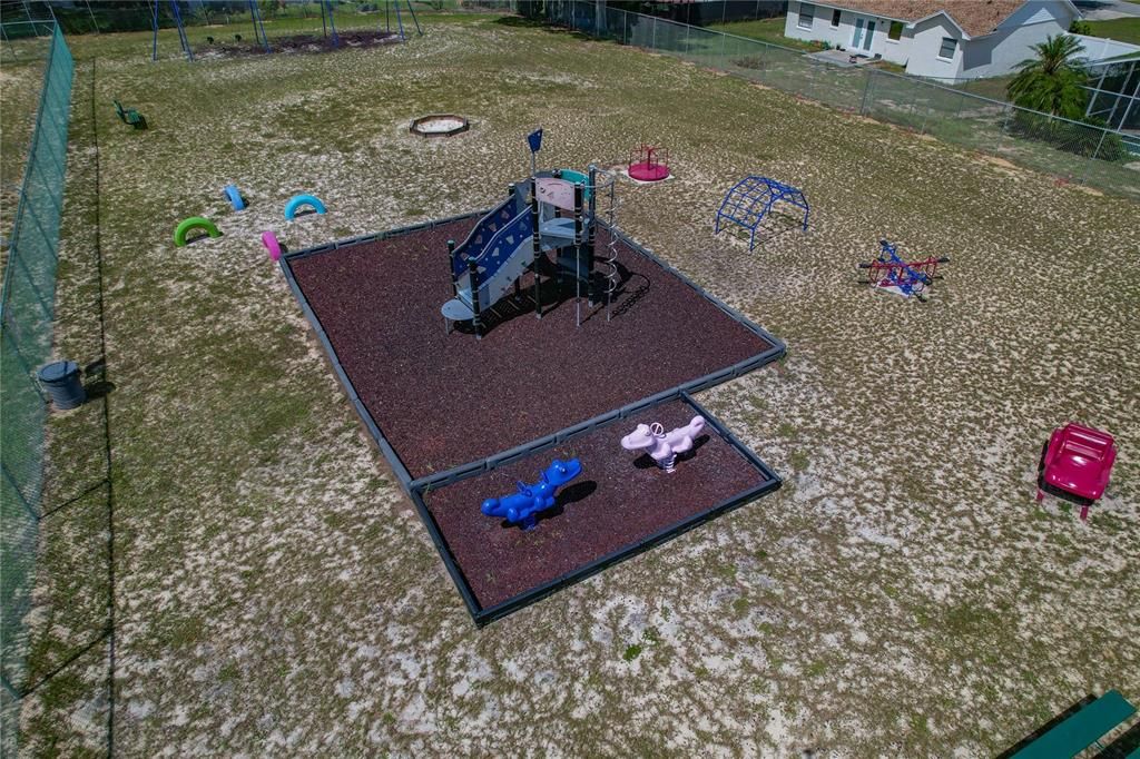 Под контрактом: $318,500 (4 спален, 2 ванн, 1615 Квадратных фут)