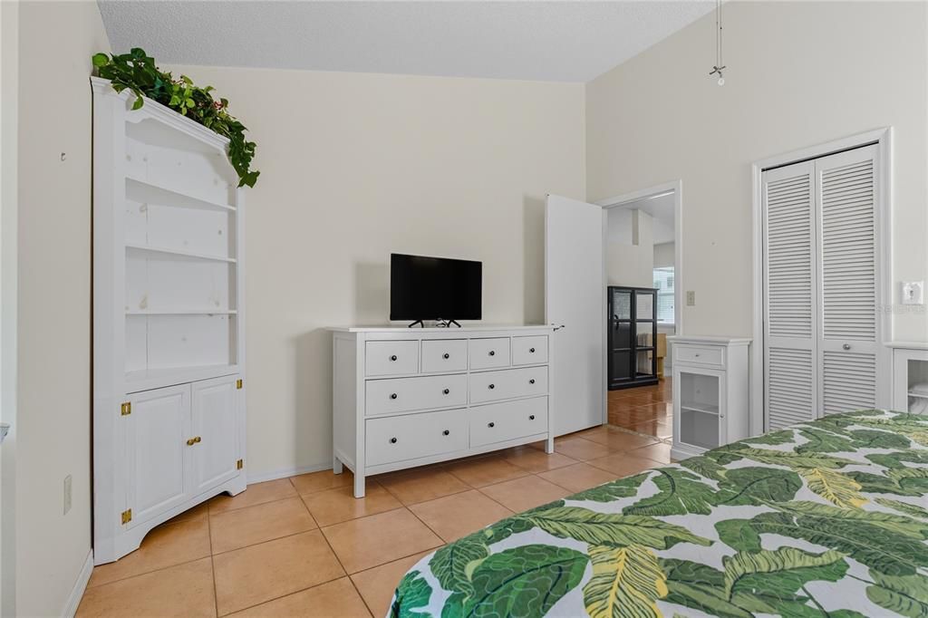 Под контрактом: $318,500 (4 спален, 2 ванн, 1615 Квадратных фут)