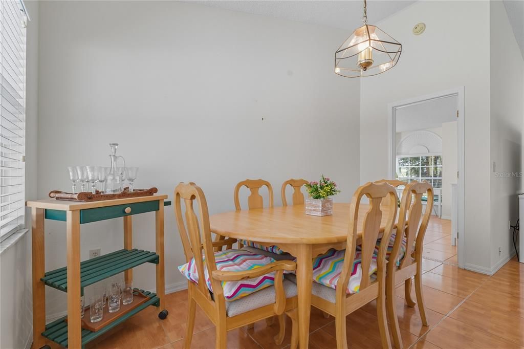 Под контрактом: $318,500 (4 спален, 2 ванн, 1615 Квадратных фут)