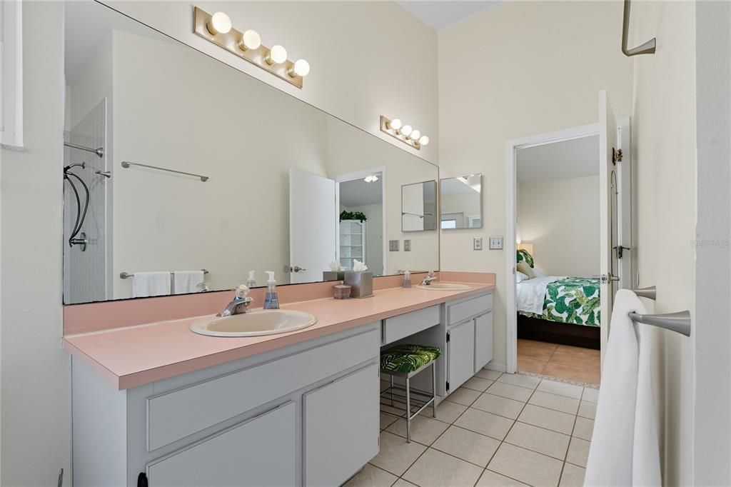 Под контрактом: $318,500 (4 спален, 2 ванн, 1615 Квадратных фут)