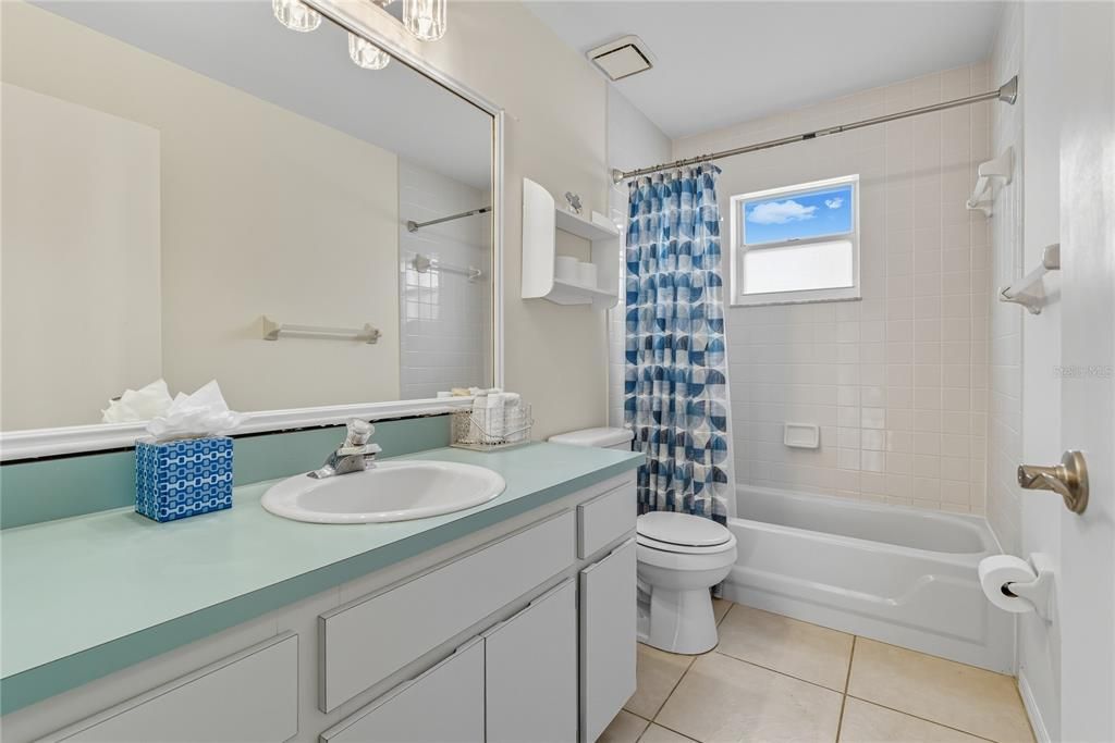 Под контрактом: $318,500 (4 спален, 2 ванн, 1615 Квадратных фут)