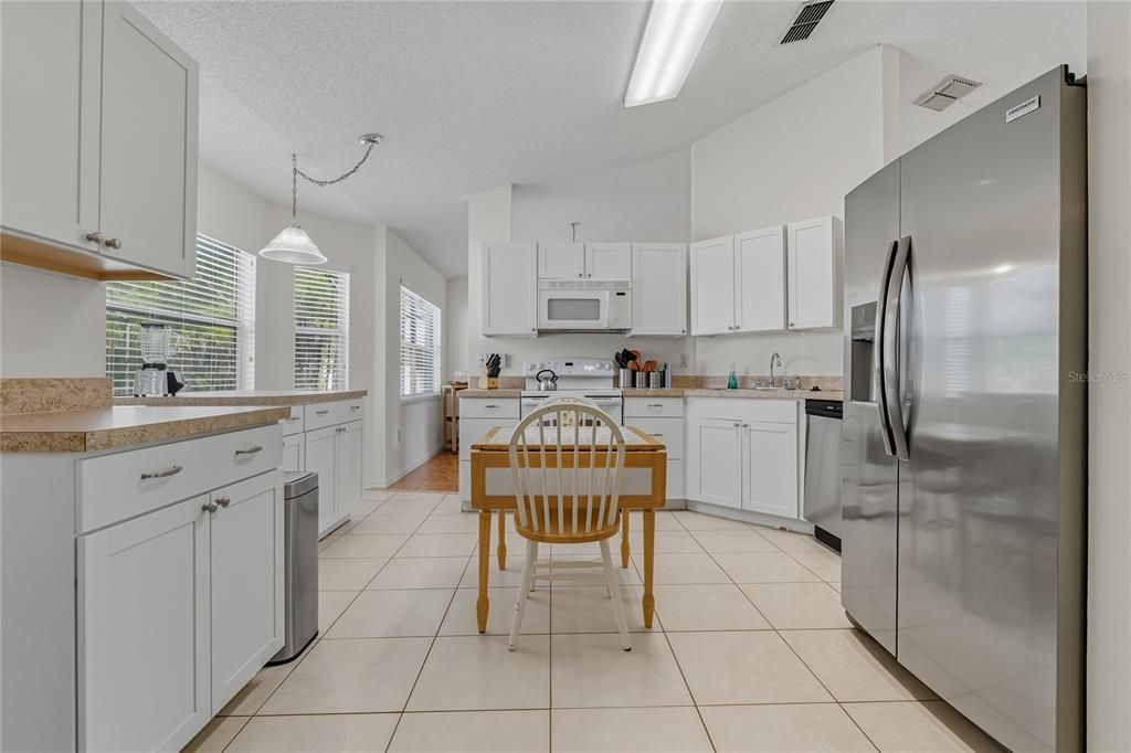 Под контрактом: $318,500 (4 спален, 2 ванн, 1615 Квадратных фут)