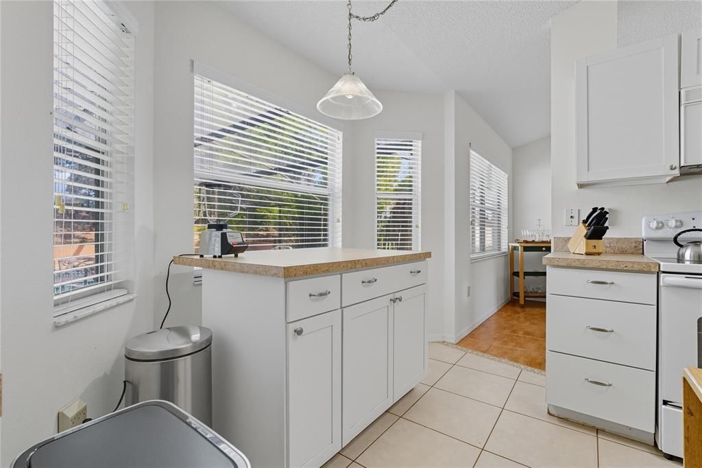 Под контрактом: $318,500 (4 спален, 2 ванн, 1615 Квадратных фут)