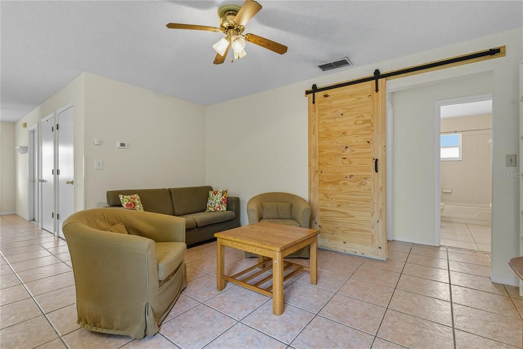 Под контрактом: $318,500 (4 спален, 2 ванн, 1615 Квадратных фут)