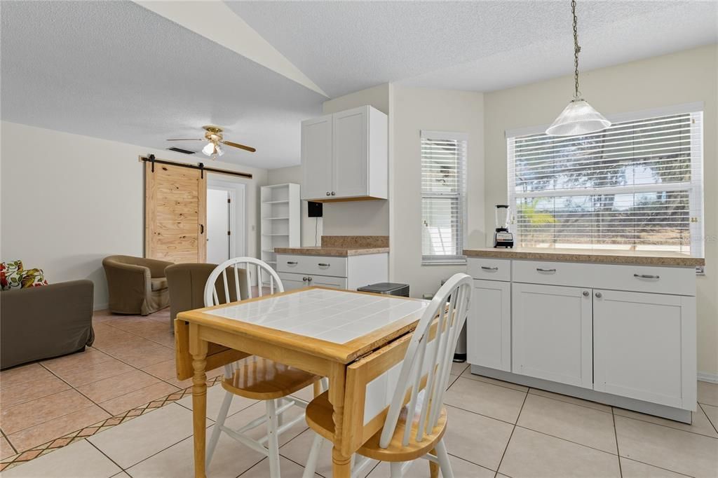 Под контрактом: $318,500 (4 спален, 2 ванн, 1615 Квадратных фут)