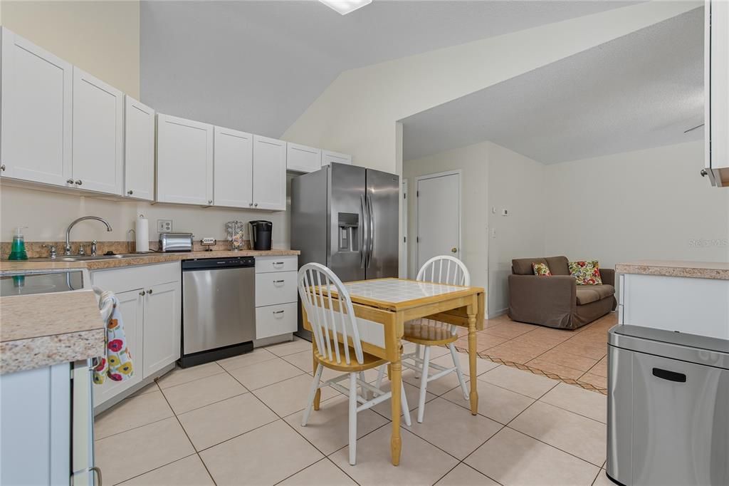 Под контрактом: $318,500 (4 спален, 2 ванн, 1615 Квадратных фут)