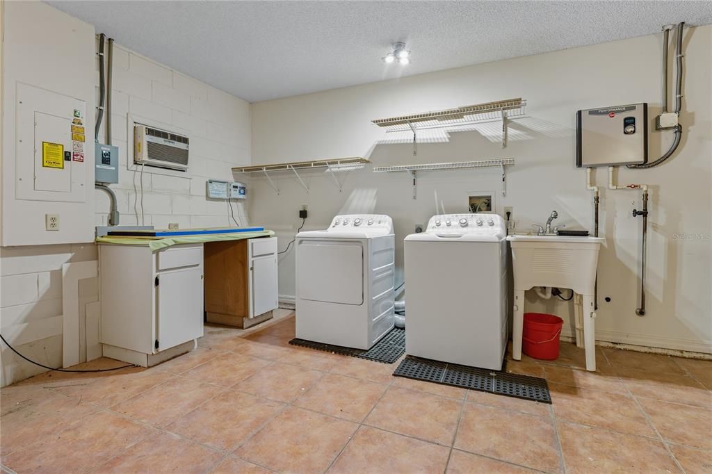 Под контрактом: $318,500 (4 спален, 2 ванн, 1615 Квадратных фут)