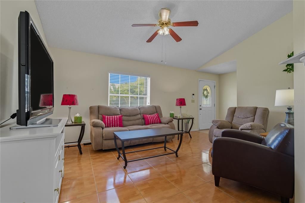 Под контрактом: $318,500 (4 спален, 2 ванн, 1615 Квадратных фут)