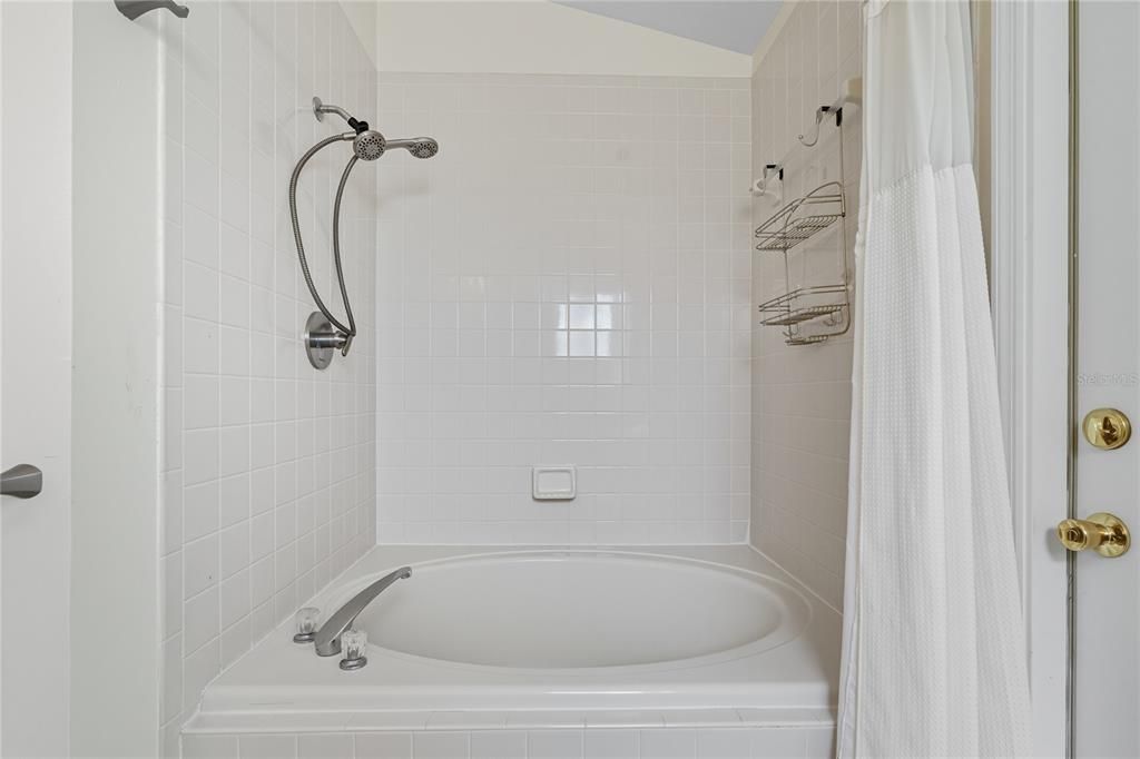 Под контрактом: $318,500 (4 спален, 2 ванн, 1615 Квадратных фут)