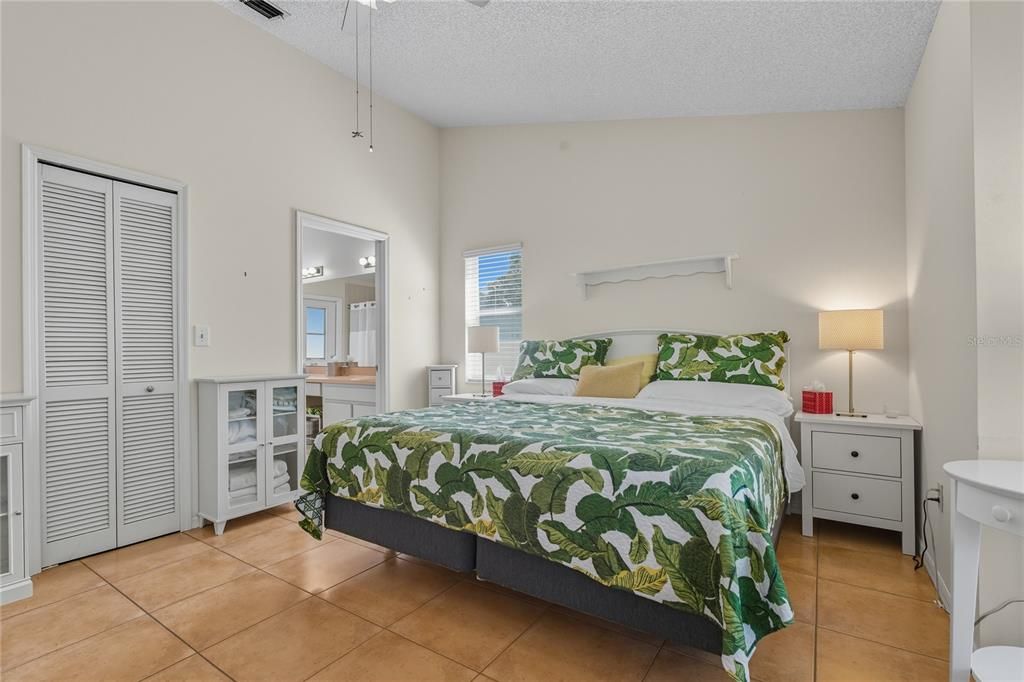 Под контрактом: $318,500 (4 спален, 2 ванн, 1615 Квадратных фут)