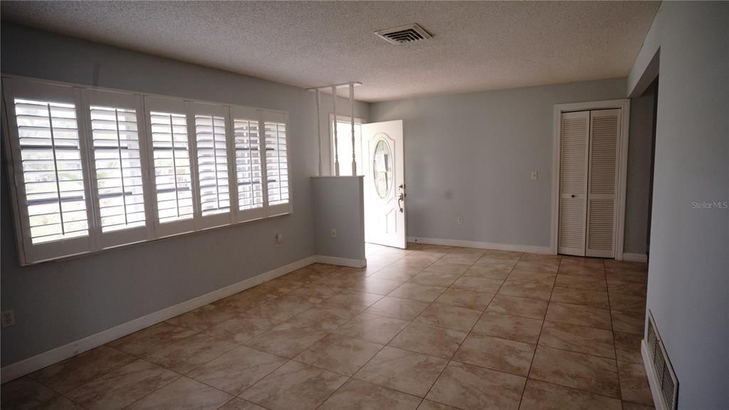 Active With Contract: $375,000 (3 beds, 2 baths, 1664 Square Feet)