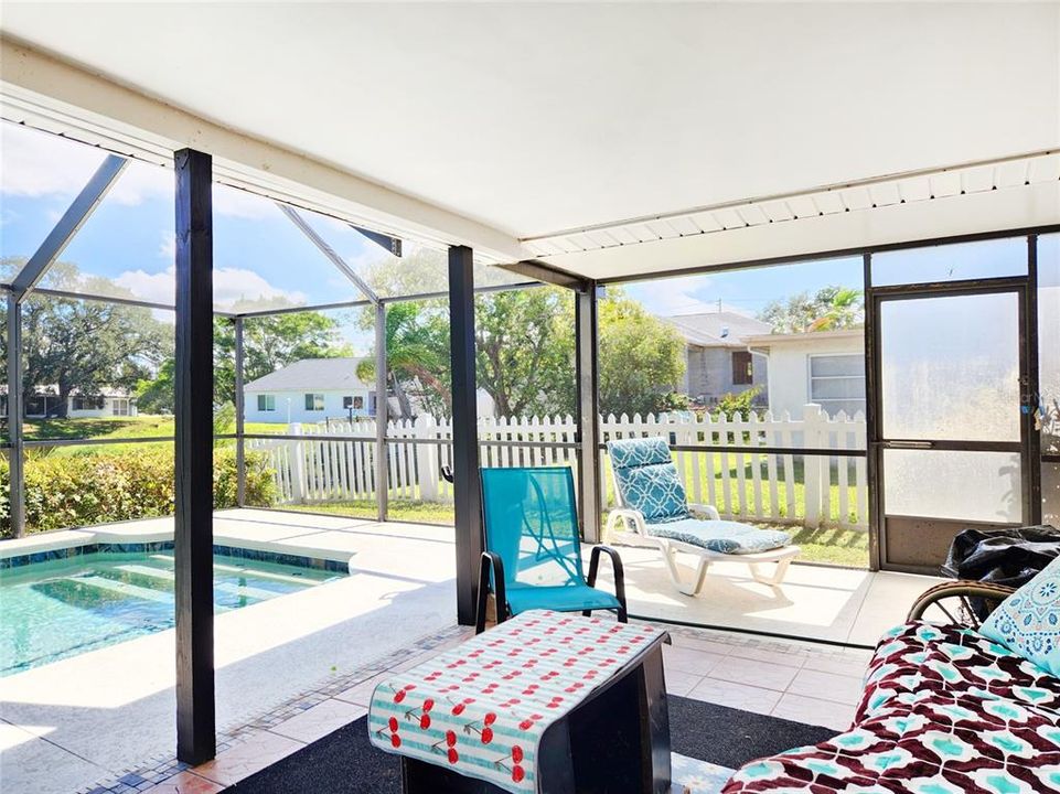 For Sale: $279,000 (2 beds, 2 baths, 1068 Square Feet)